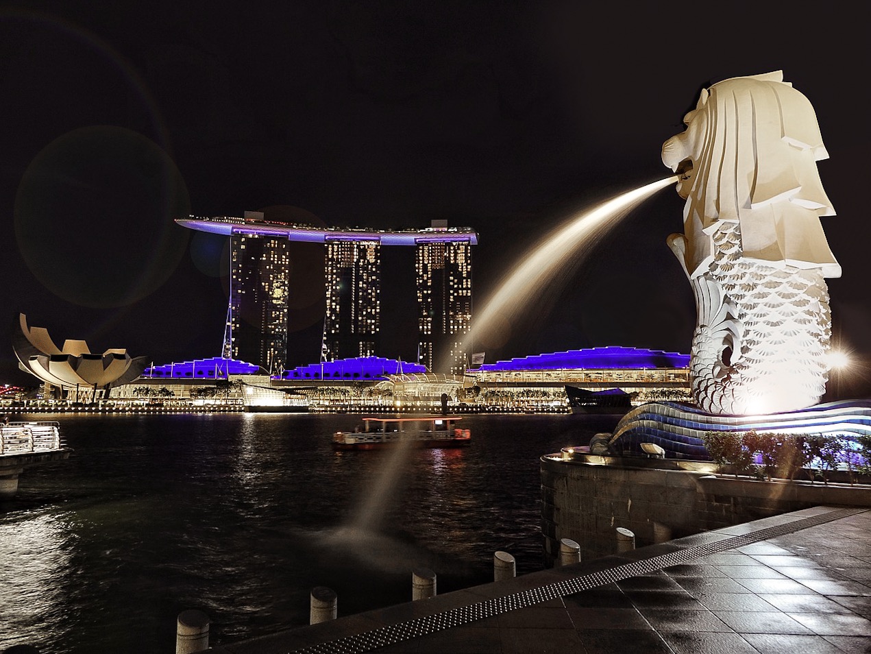 Merlion park, view of Marina Bay in Singapore